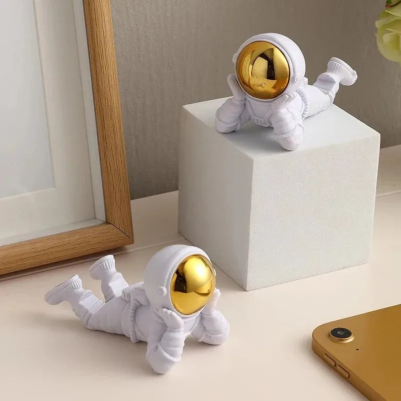 Creative Desktop Astronaut Phone Holder – Spaceman Statue & Home/Office Decoration
